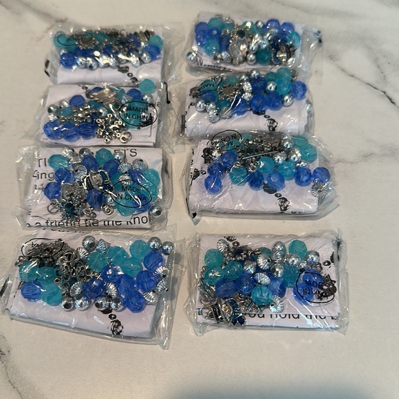 NWT winter theme bracelet making kits and 4 bracelets already made - Picture 2 of 4